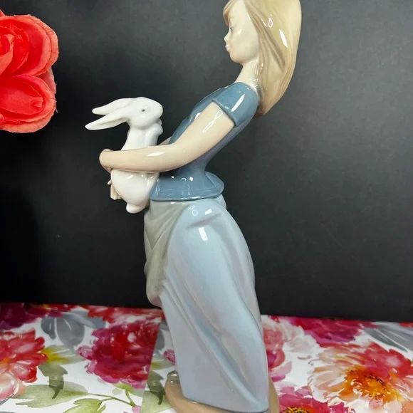 🛑SOLD🛑 NAO BY LLADRO PRETTY YOUNG GIRL HOLDING A RABBIT, 1980 SPAIN PORCELAIN - Picture 4 of 17